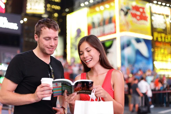 Šťastný pár na Times Square — Stock fotografie