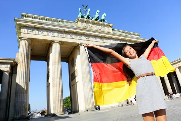 Mujer feliz en Berlín ondeando bandera —  Fotos de Stock