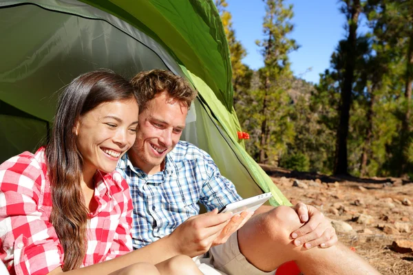 Camping couple in tent using smartphone — Stock Photo, Image