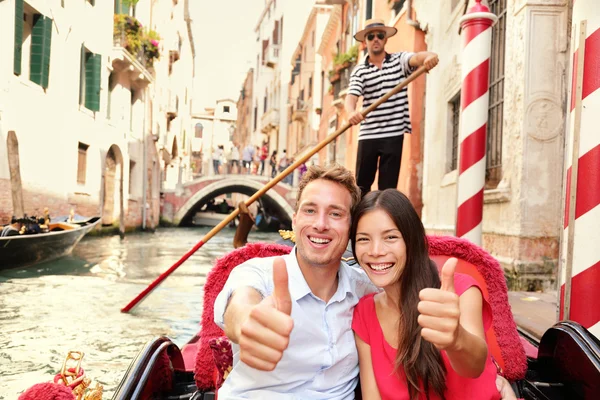 Pareja feliz viajando en góndola de Venecia — Foto de Stock