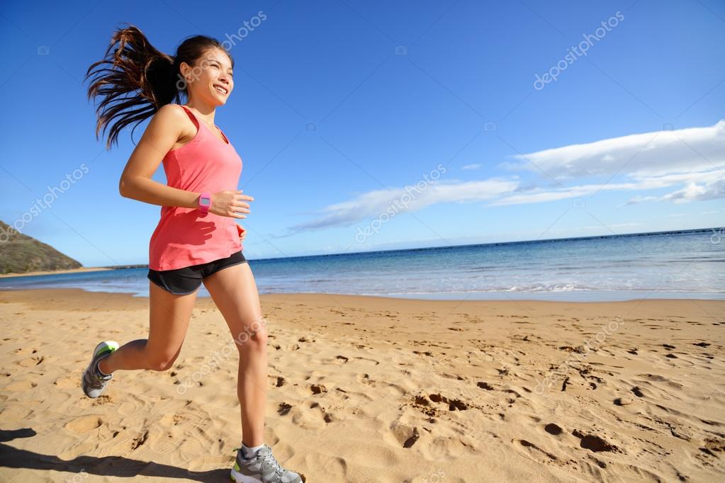 Atleta mulher correndo na praia fotos, imagens de © Maridav #73837279