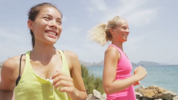 Mujeres haciendo ejercicio trotando en la playa — Vídeo de stock