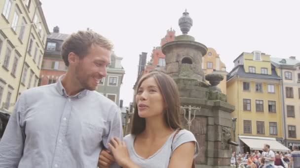 Pareja enamorada caminando en Gamla Stan — Vídeo de stock