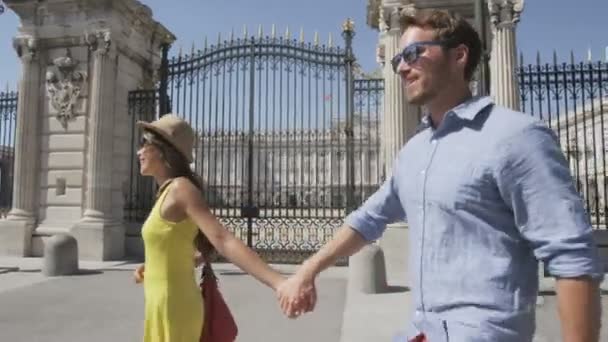 Pareja caminando en Madrid por Palacio Real — Vídeo de stock