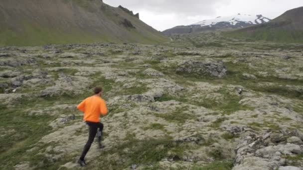 Mężczyzna runner biegania na świeżym powietrzu — Wideo stockowe