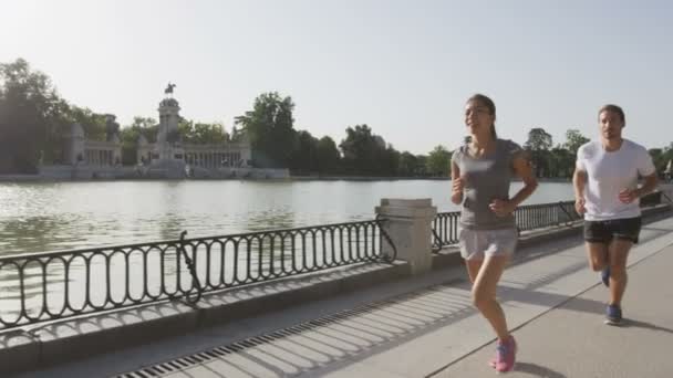 Biegaczy jogging w parku Madrid El Retiro — Wideo stockowe