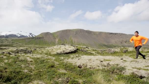 Man in grensoverschrijdende land trail uitvoeren — Stockvideo