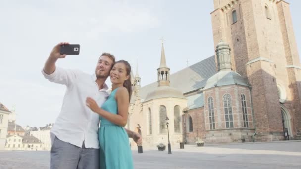 Pareja tomando fotos de teléfonos inteligentes en la ciudad de Estocolmo — Vídeo de stock