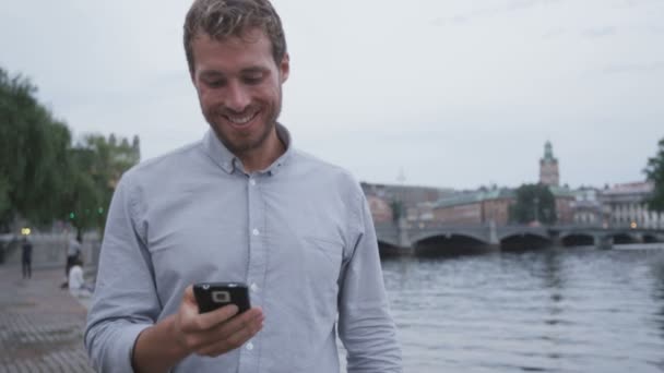 Homem sms mensagens de texto à noite na cidade — Vídeo de Stock