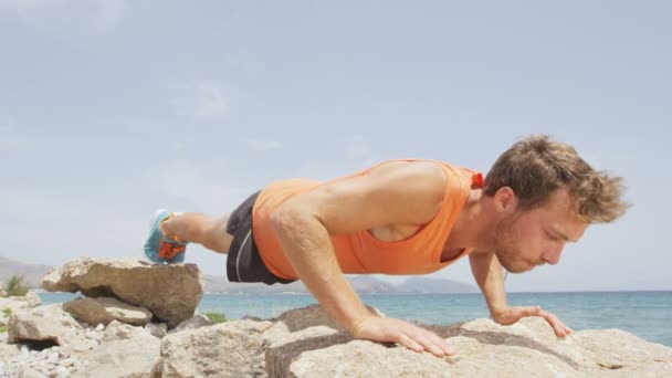 Hombre ejercitando flexiones en la playa — Vídeos de Stock