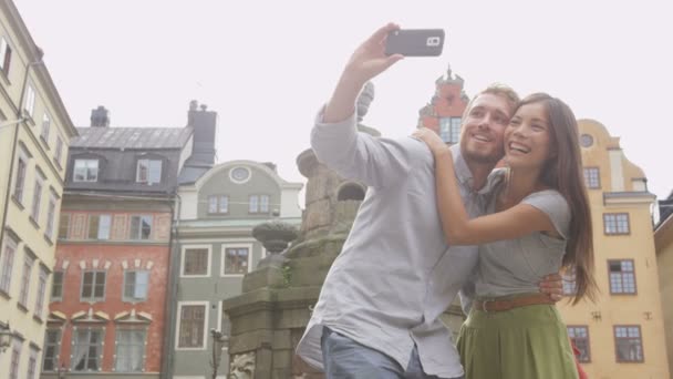 Jovem casal tomando auto retrato — Vídeo de Stock