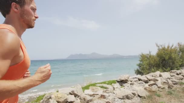 Muž na pláži sprintovat a pocení — Stock video