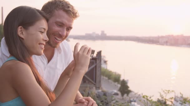 Pareja mirando la pantalla del teléfono inteligente riendo — Vídeos de Stock