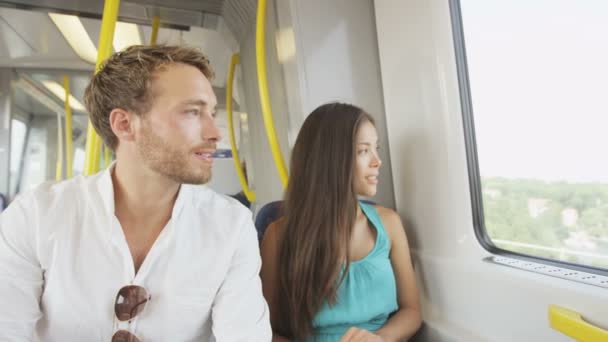 Casal sentado em transportes públicos — Vídeo de Stock