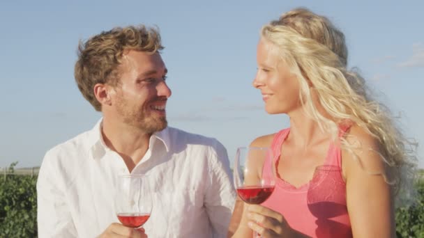 Pareja romántica bebiendo vino afuera — Vídeo de stock