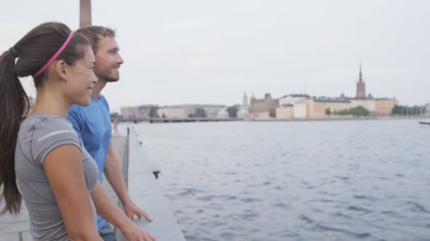 Personas descansando después de ejecutar Estocolmo — Vídeo de stock