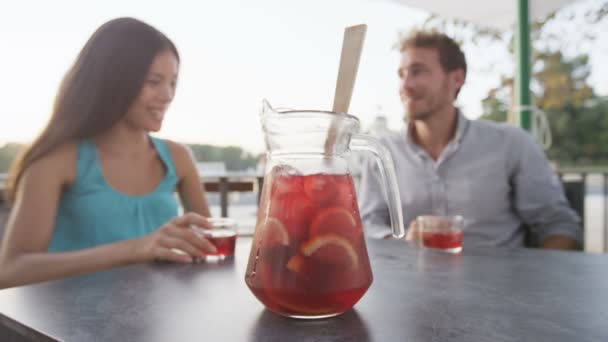Paar trinkt auf Café in Madrid — Stockvideo