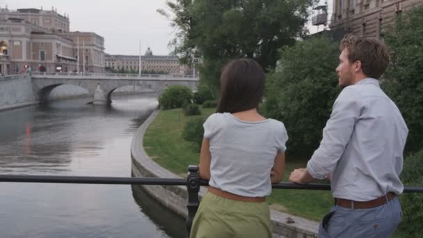 Mladý pár ve Stockholmu — Stock video