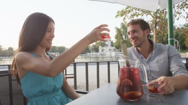 Paar trinkt Sangria beim Anstoßen — Stockvideo