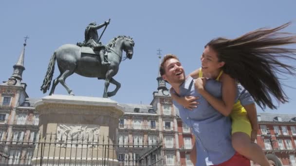 Pessoas rindo se divertindo em Madrid — Vídeo de Stock