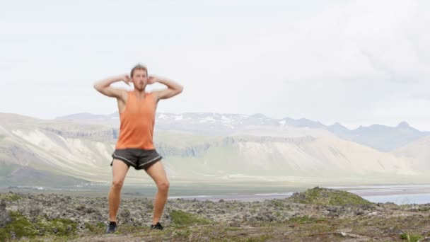 Hombre sentadilla ejercicio al aire libre — Vídeos de Stock