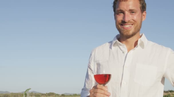 Человек пьет вино тост на винограднике — стоковое видео