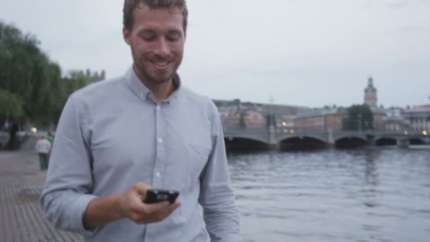 Homem de negócios usando smartphone — Vídeo de Stock