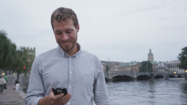 Mann schreibt SMS auf Stockholm — Stockvideo