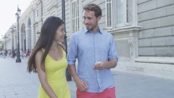 Hombre mostrando la pantalla del teléfono inteligente mujer — Vídeo de stock