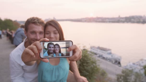 Casal tomando selfie auto retrato em Estocolmo — Vídeo de Stock