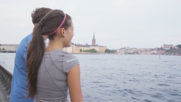 Casal descansando depois de correr Estocolmo — Vídeo de Stock