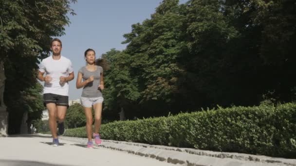 Par jogging i stadsparken — Stockvideo