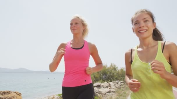 Två kvinnor kör utomhus träning — Stockvideo