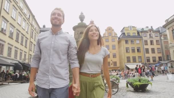 Paar spaziert in Stockholm, Schweden — Stockvideo