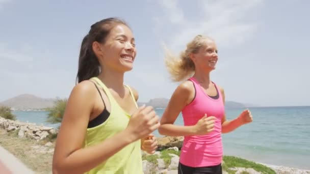 Mujeres corredores de formación al aire libre — Vídeo de stock