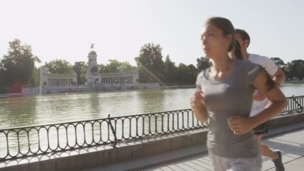 Casal jogging em Madrid El Retiro parque — Vídeo de Stock