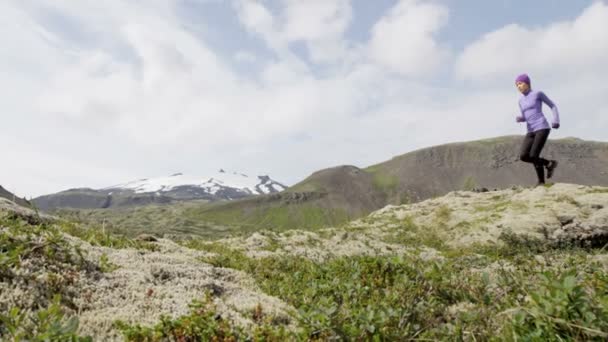 Femme et homme coureurs jogging en plein air — Video