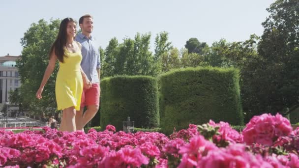 Couple holding hands walking romantic — Stock Video