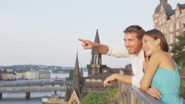 Pareja mirando al atardecer vista abrazando — Vídeo de stock