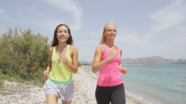 Бег женщин бег по пляжу — стоковое видео