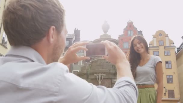 Novio tomando foto de novia — Vídeos de Stock