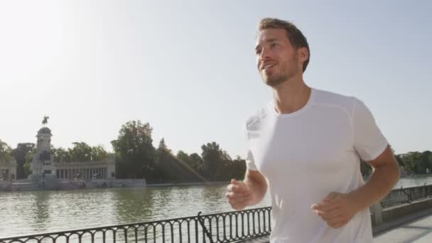 Uomo che fa jogging nel parco cittadino El Retiro Madrid — Video Stock