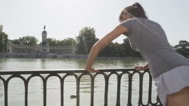 Mujer haciendo push up en carrera en parque — Vídeos de Stock