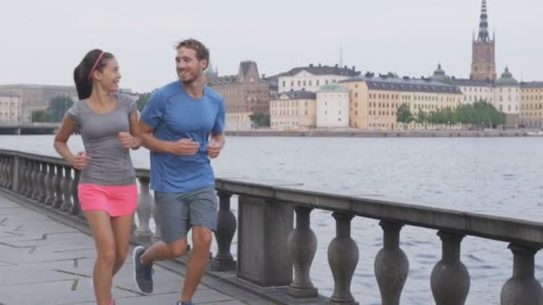 Apto para gente corriendo en la ciudad de Estocolmo — Vídeo de stock