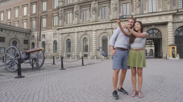 Couple taking selfie by Stockholm Royal Palace — Stock Video