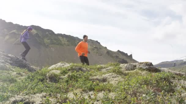 Kadın ve erkek koşucu açık havada koşu — Stok video