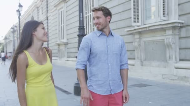 Hombre tomando la mano mujer — Vídeos de Stock