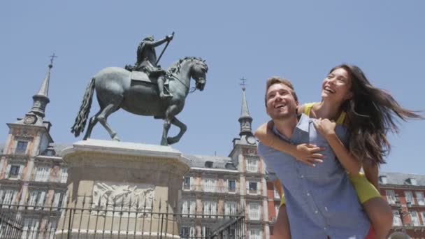 Casal rindo se divertindo em Madrid — Vídeo de Stock