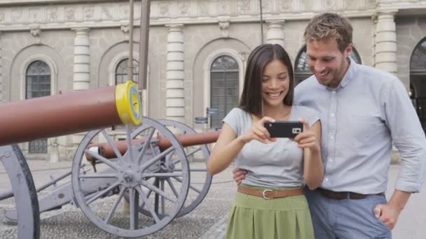 Turystów biorąc selfie przez Royal Palace — Wideo stockowe