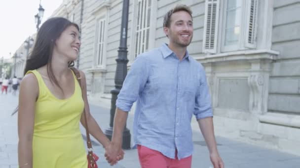 Пара тримає руки романтичні в місті — стокове відео